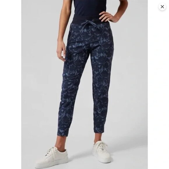 Athleta Trekkie North Jogger in Ethereal Bloom Cottage Blue Size 2 - Picture 1 of 8